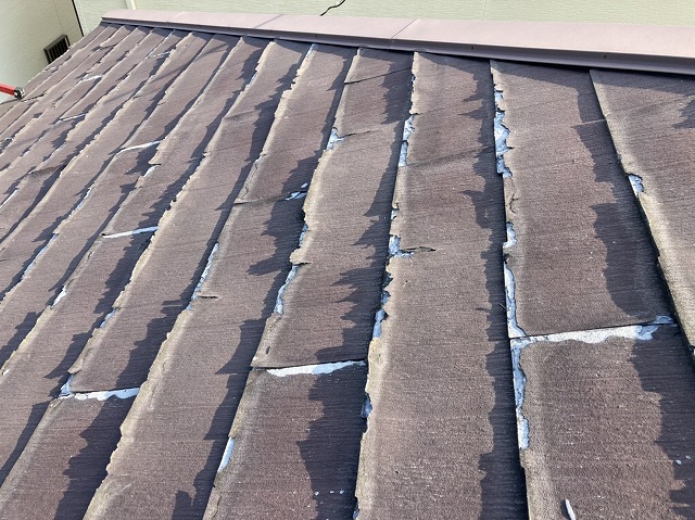 表面剥離が全体的に行っている水戸市のスレート屋根材パミール