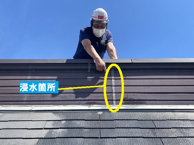 外壁の継ぎ目コーキング部分を指すスタッフ