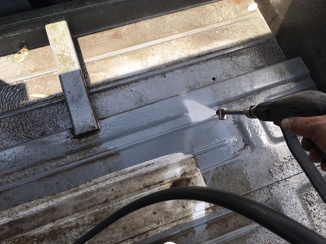 二段駐車場を高圧洗浄機で洗浄