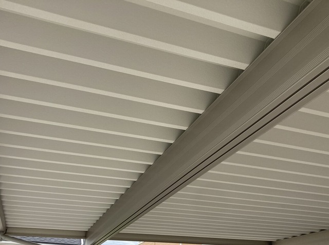 ケツロナインで葺きつけた車庫の折板屋根裏地