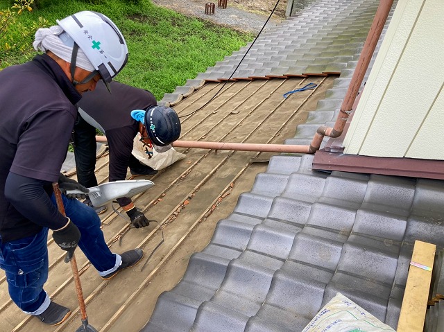 屋根リフォームで屋根掃除をする職人