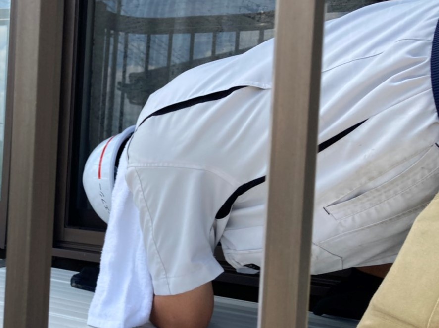 ベランダの取り付け部分を確認するスタッフ