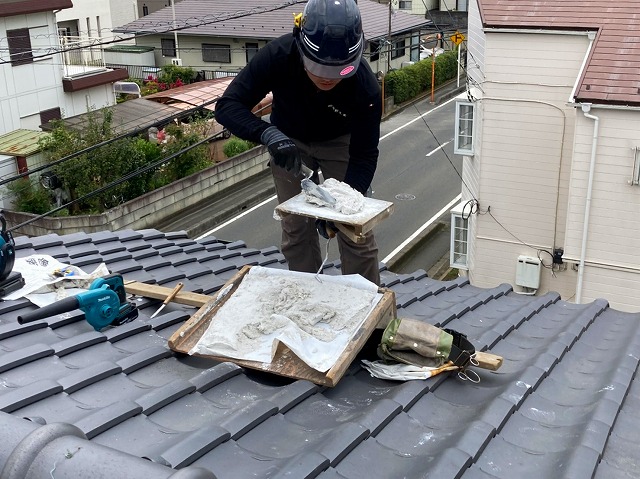 水戸市で漆喰を専用の台に載せています