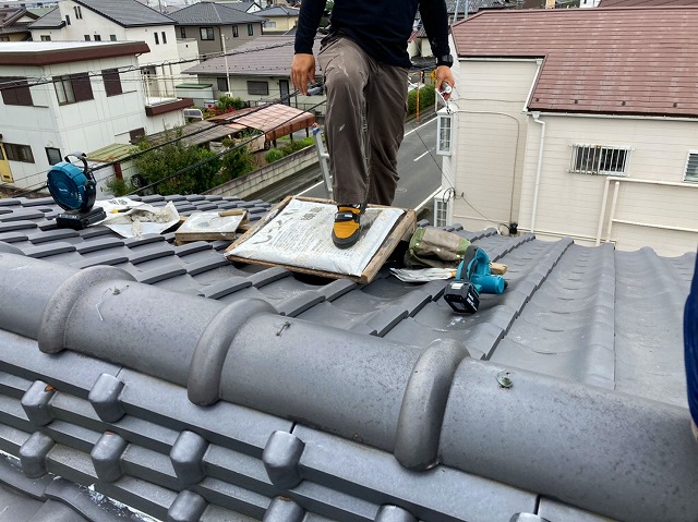 水戸市の和瓦屋根の上で漆喰を踏んでいます