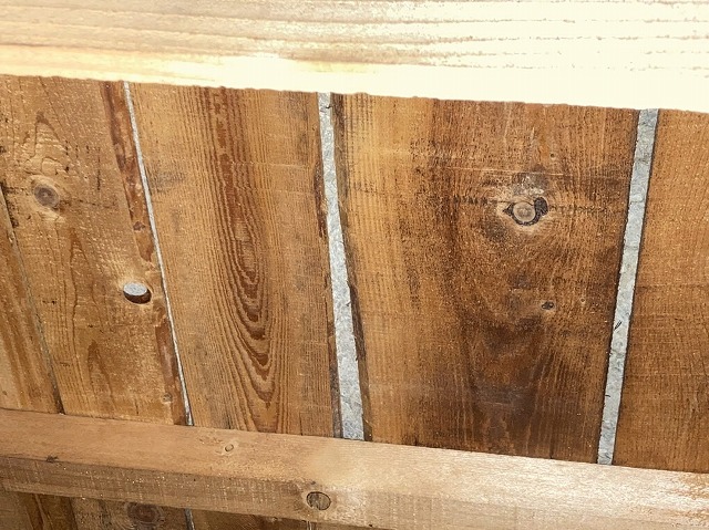 天井裏から屋根下地がザラ板である事がわかる