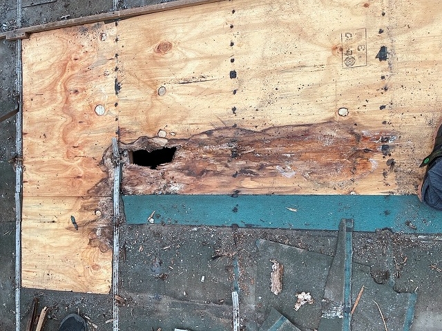 雨漏りが原因で腐食した野地板にあいた穴