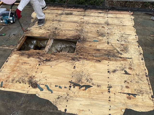 漏水によって腐っていた屋根の野地板