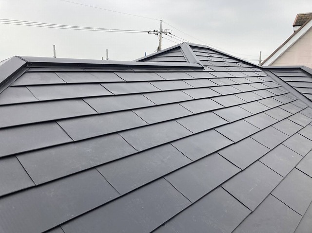 金属屋根材であるガルバリウム鋼板材が屋根に葺かれた複合屋根