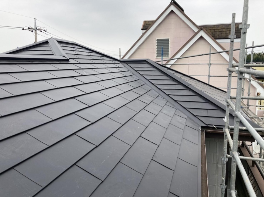 月星のガルバリウム鋼板でカバー工法を行った屋根