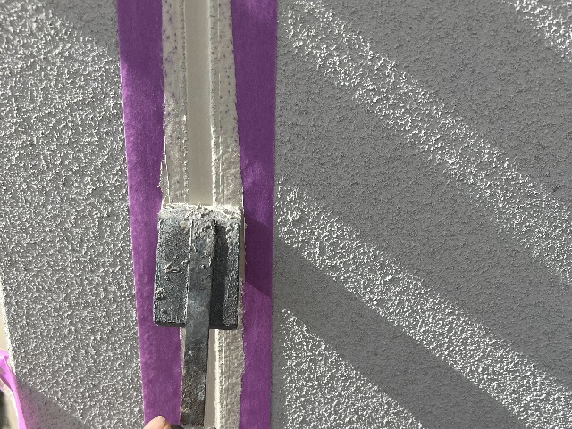 マスキングテープを貼り、ヘラで押えならす