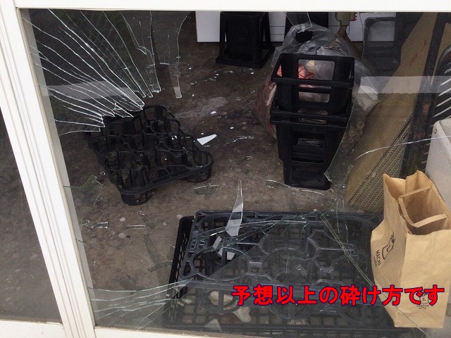 強風で物がぶつかり破損し砕けたガラス扉