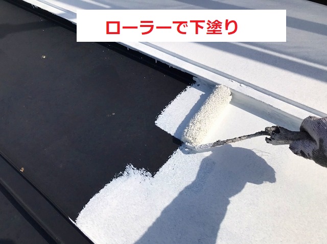 ローラーで下塗り