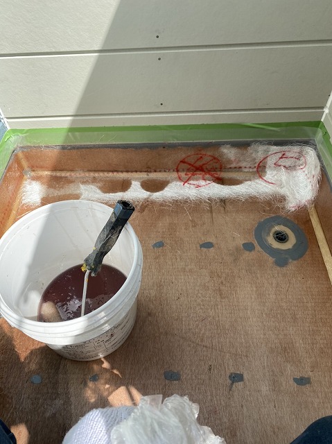 ベランダの立ち上がりにガラスマットを敷き、防水用ポリエステル樹脂を塗布する