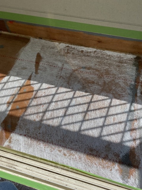 ベランダの平場にガラスマットを敷き、防水用ポリエステル樹脂を塗布する