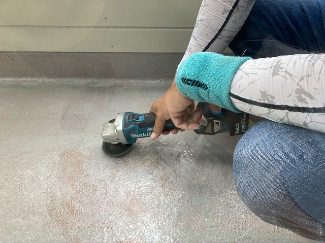 サンダーでベランダの表面を調整する