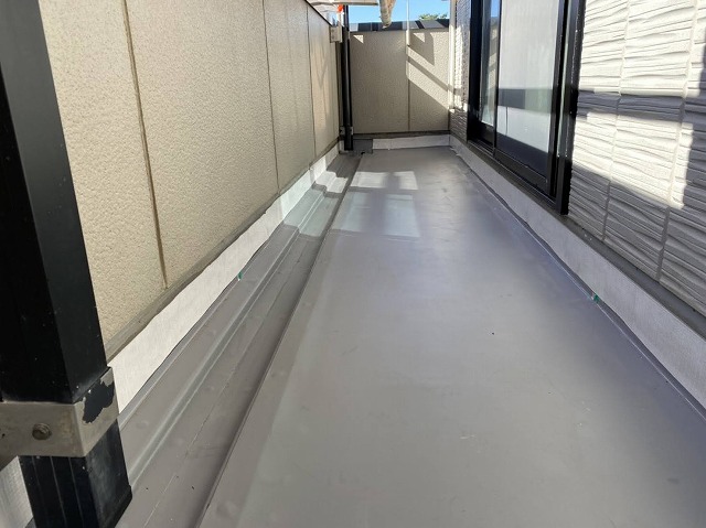 土間部分への塩ビシート防水敷き込み