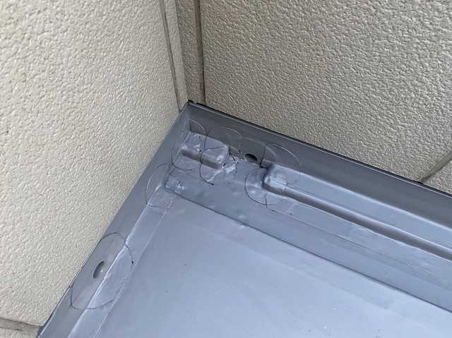 コーナーや凹凸部へはパッチを施工