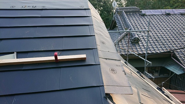 板金屋根破風板付近