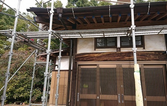 玄関前半丸雨樋画像