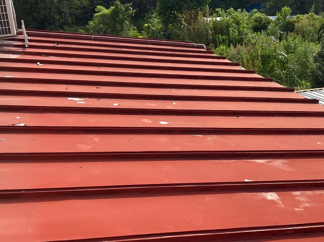 日立市の縦葺き屋根の塗装が劣化している様子