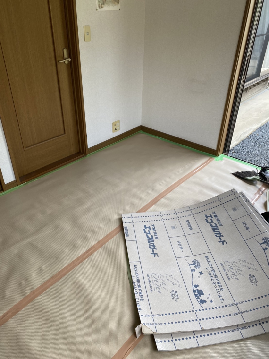 床面に養生シートを貼る