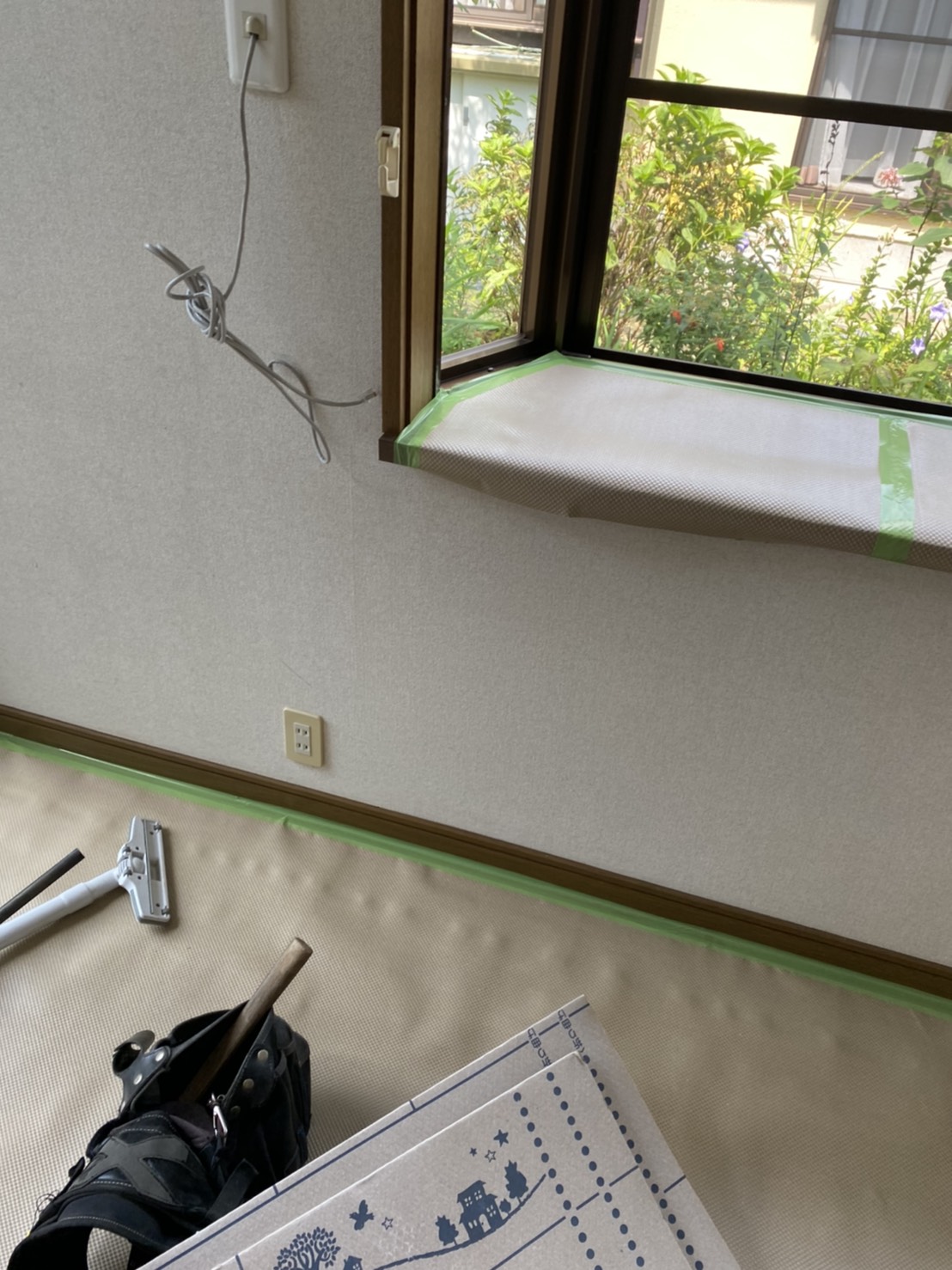 出窓部分にも養生シートを貼る