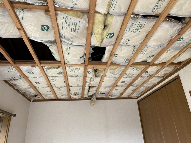 既存の天井材を撤去