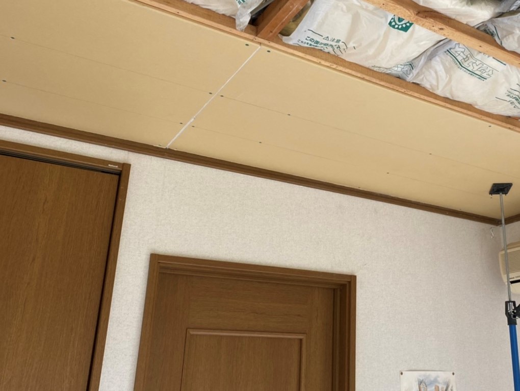 新しい天井ボードの貼り始め