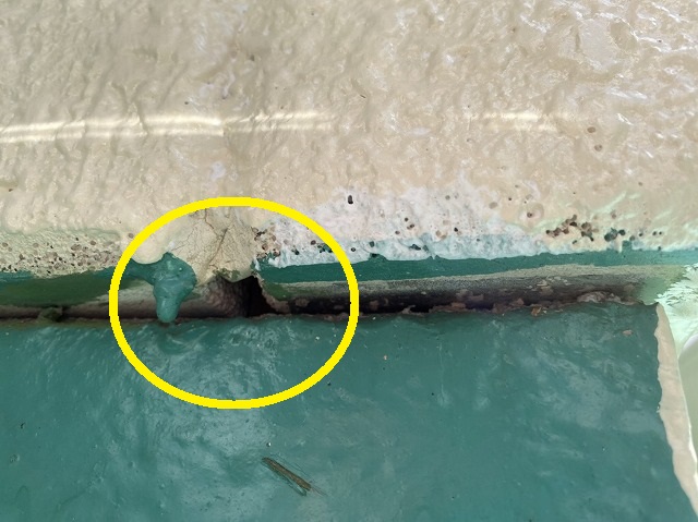 ベランダの中央支柱とベランダ防水立上り部の穴あき