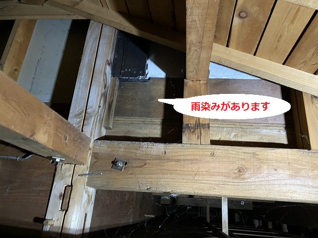 ベランダ部に設置してある戸袋の下部を天井裏から調査