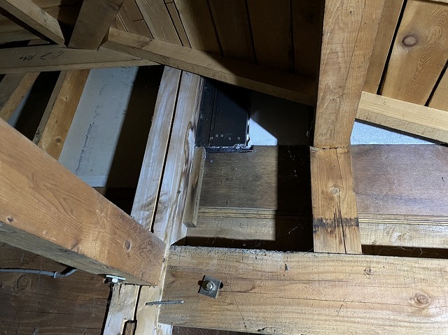 天井裏から戸袋の緩衝部下からの雨漏りと判明