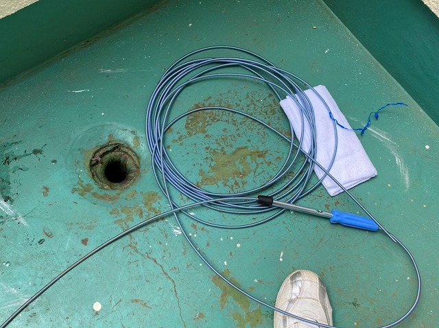 防水塗装前にベランダの床面とゴミ詰まりしていた排水溝