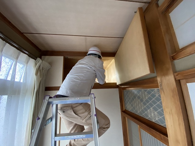 天袋を開けて天井裏を目指す店長