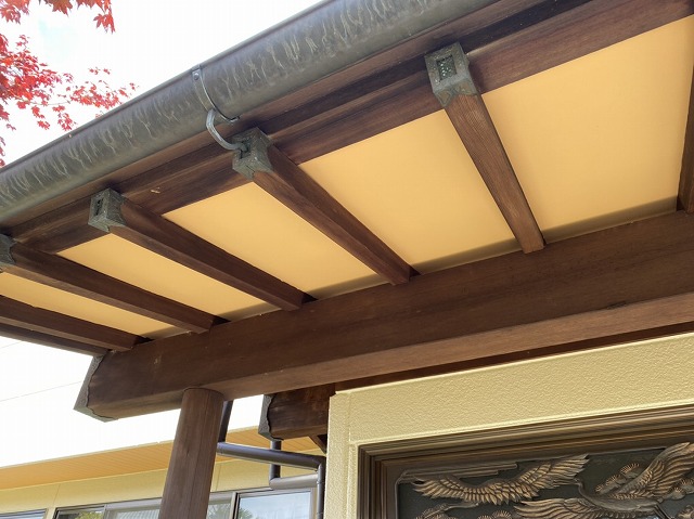 木部の風合いを残す為庇の軒天部のみを塗装