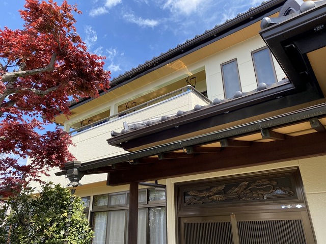 外壁塗装が完了し赤く色ずいた植木とのコラボレーション