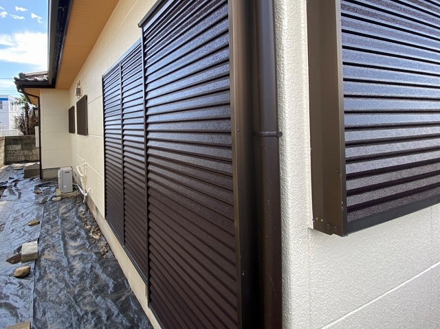 綺麗に塗装され光沢が増した戸袋