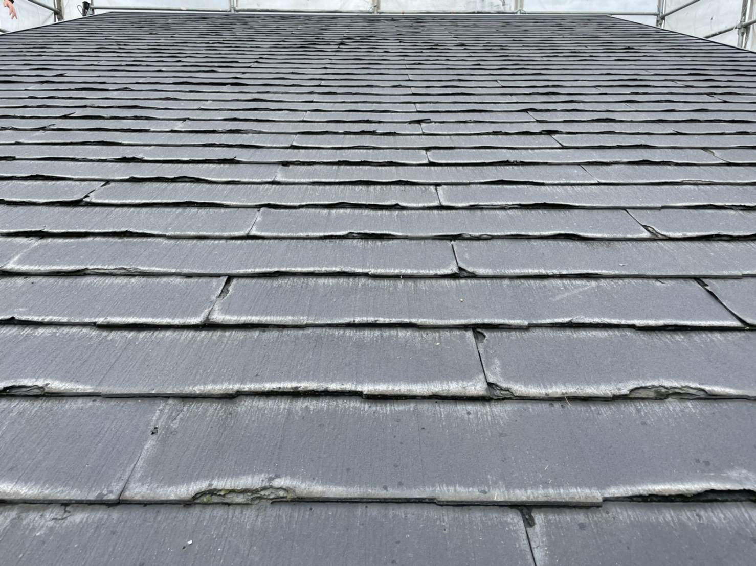 カバー工法を行う前の表面剥離したパミール