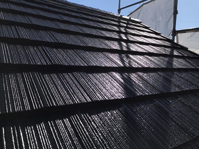 シーラーによる下塗りを行った厚型スレート