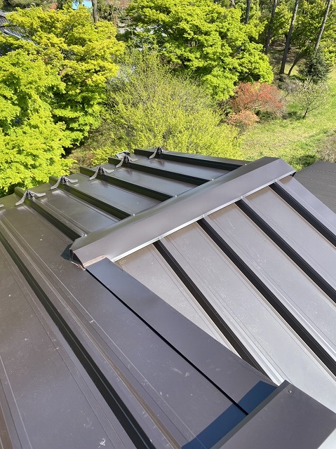 下屋根のガルバリウム鋼板被せ葺きが完成