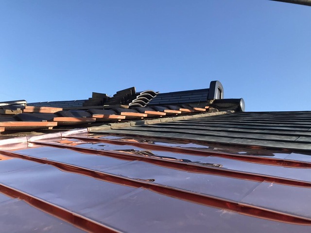 腰ぶき屋根の一文字瓦と銅板屋根を施工中