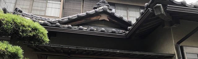 茨城町の現場で玄関庇部に取り付けられている角型雨樋