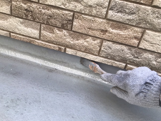 ベランダトップコート塗り替え細かい箇所は刷毛で塗布