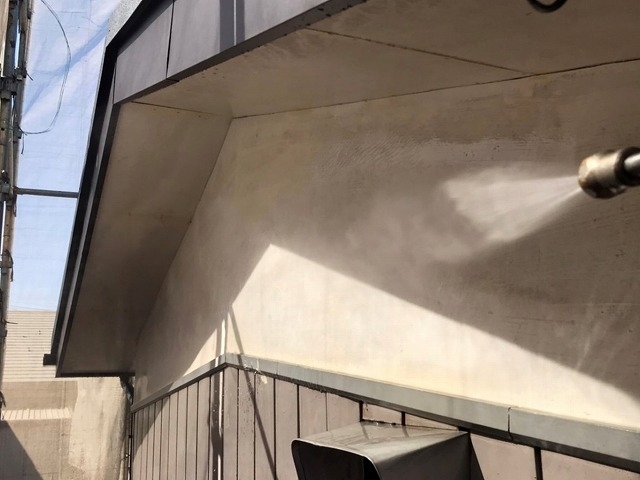 漆喰外壁塗装の前の高圧洗浄