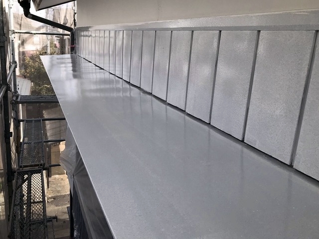 霧除け板金屋根下塗り作業終了