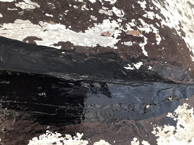 腐食が進んだ霧除け板金をシーリング材で補修