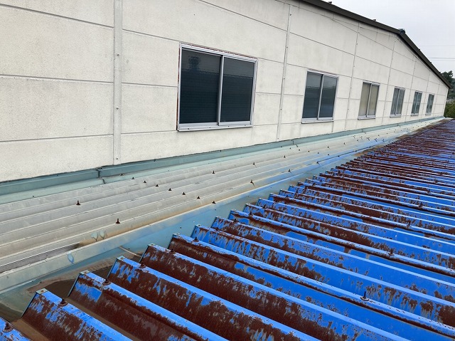 桜川市の大型倉庫で折板屋根に太陽光を設置するで事前に直してほしい