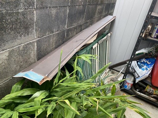 台風の翌日に庭先に落ちていた棟板金
