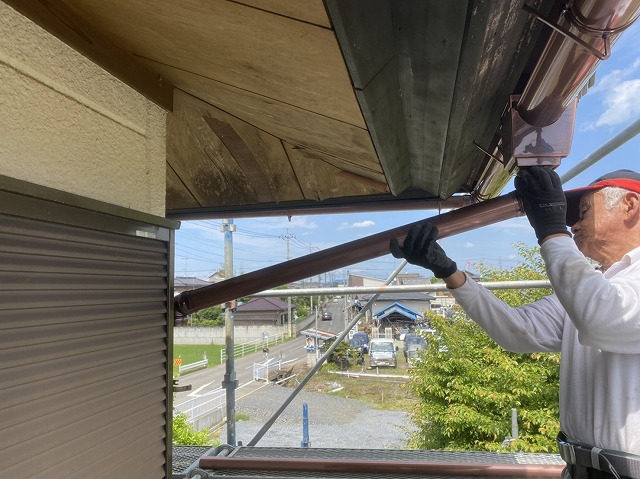 いぶし雨樋の呼び樋部分を施工する職人