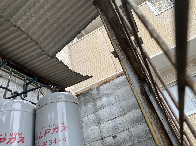 ボンベ庫内から見上げた大波スレート屋根の破損状況