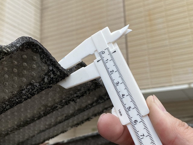 大波スレートの厚みをノギスで計測